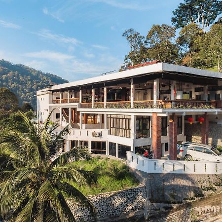 Ellin Forest Karaoke & Pool Resort Bukit Tinggi Bentong Exterior foto