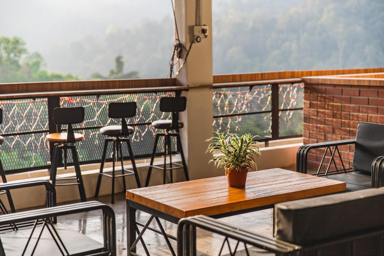 Ellin Forest Karaoke & Pool Resort Bukit Tinggi Bentong Exterior foto
